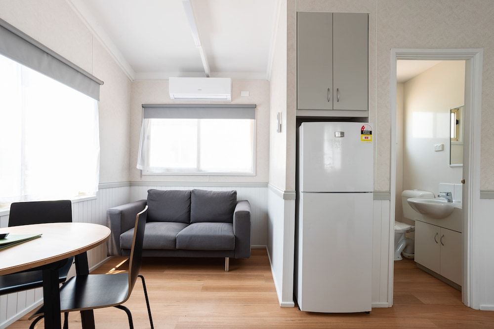 Crestview Tourist Park Family Cabin 8