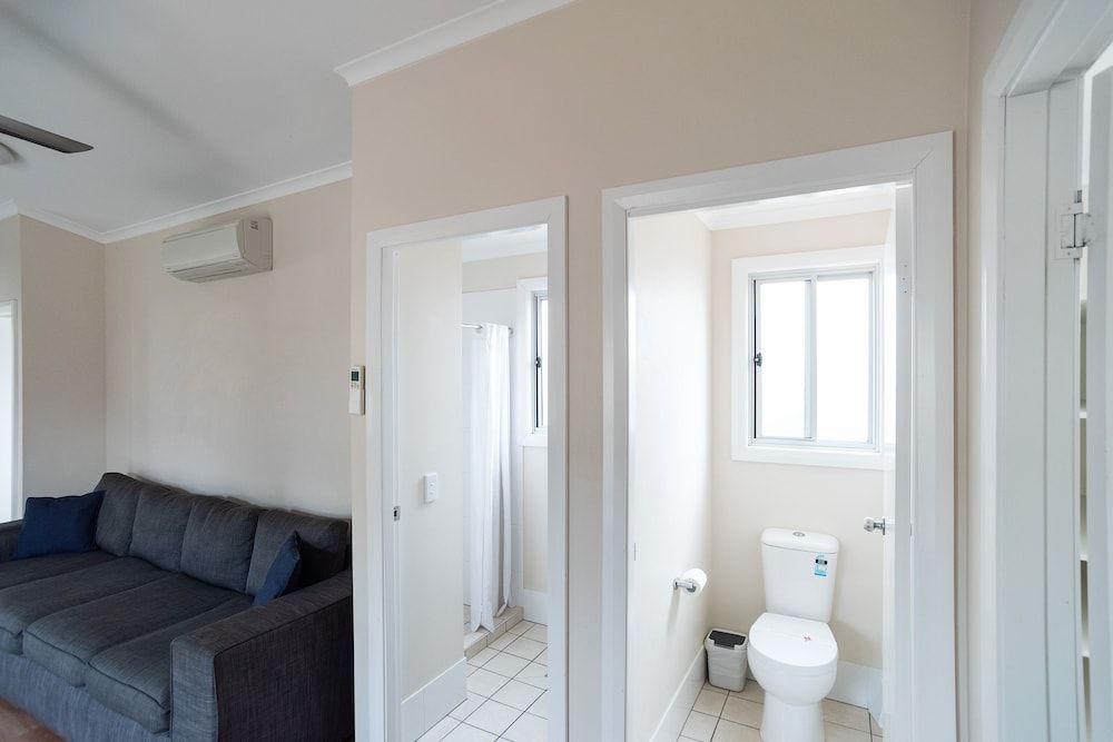 Crestview Tourist Park Deluxe Three Bedroom Cabin 7