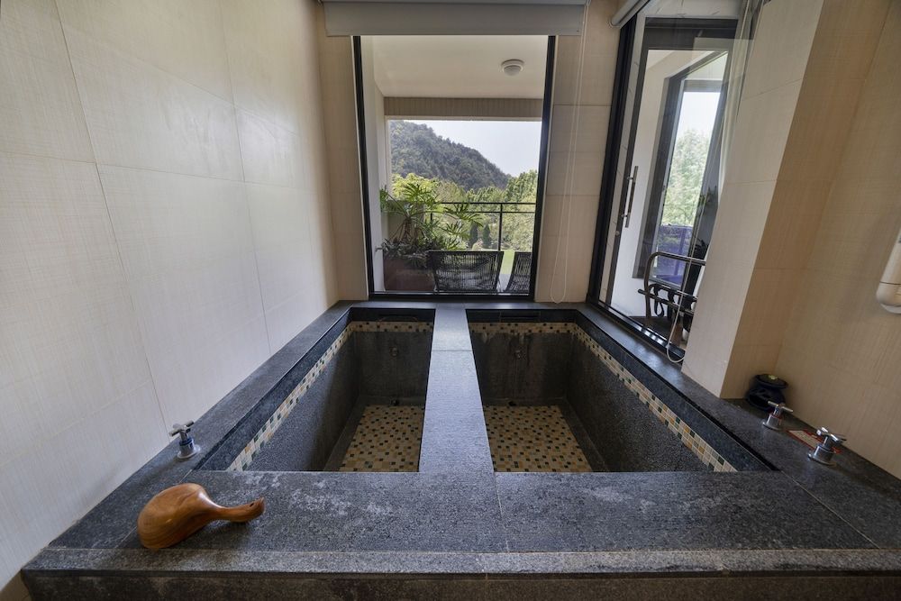 Tai Yi Red Maple Resort Quadruple Room 10
