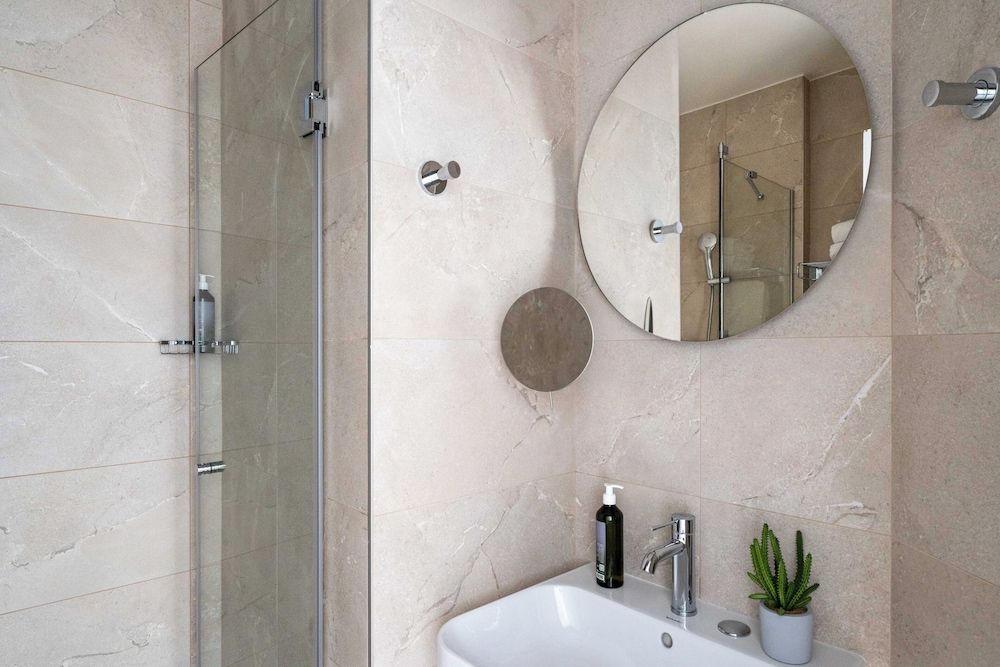 Hôtel Acadia - Astotel Standard Twin room - Complimentary soft minibar, courtesy tray, Chromecast - Snacks, digital press 5