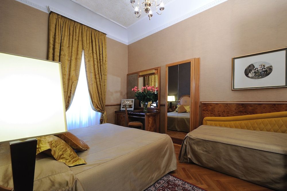 undefined Hotel Farnese 8