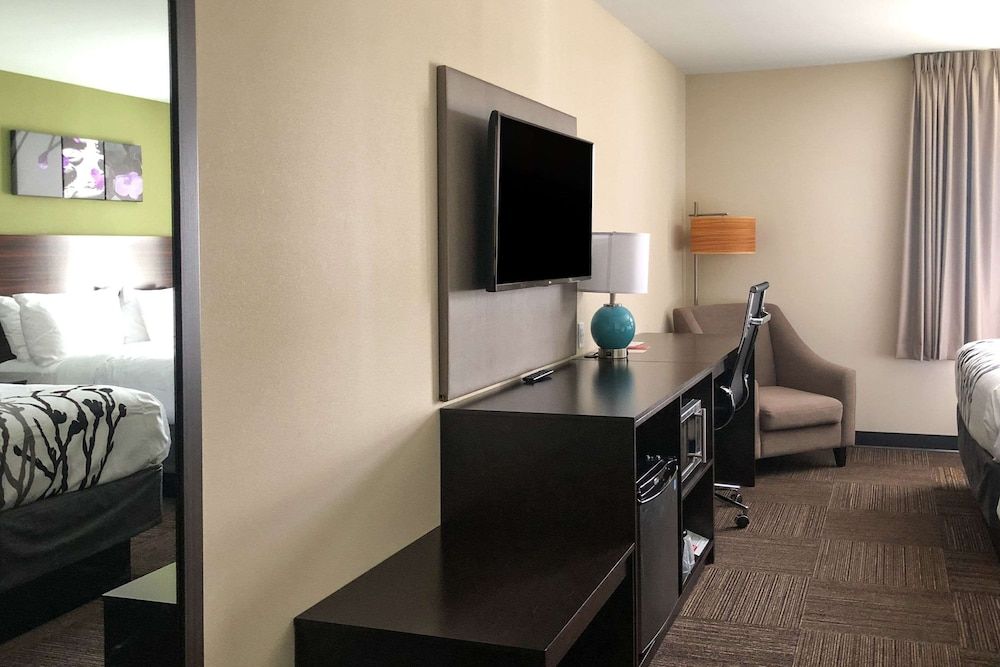 Room, 2 Queen Beds, Non Smoking, Mountain View