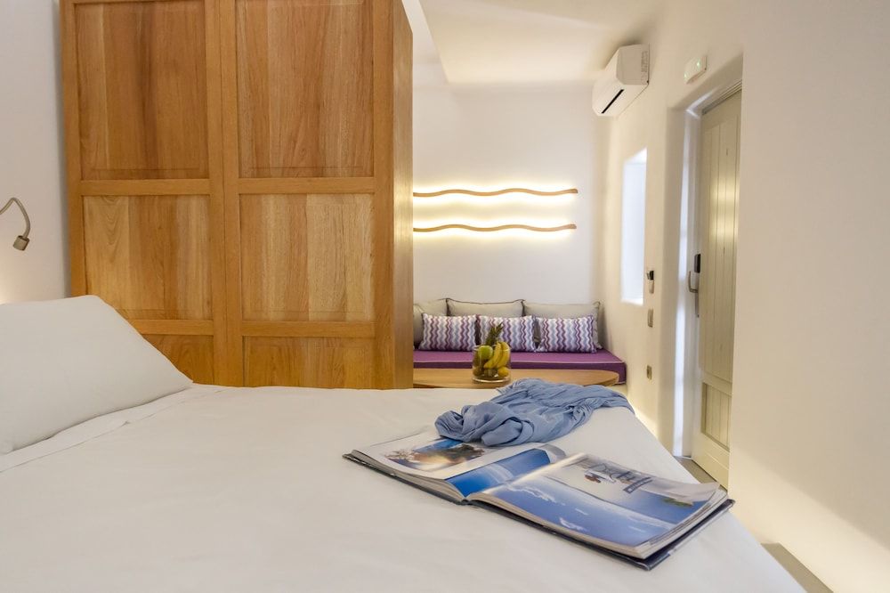 La Perla Villas and Suites - Adults Only Honeymoon Villa with Outdoor Hot Tub and Caldera View 4