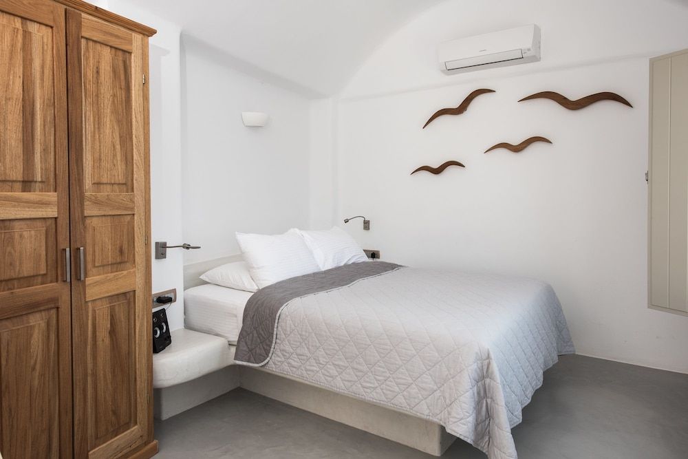 La Perla Villas and Suites - Adults Only Honeymoon Villa with Outdoor Hot Tub and Caldera View 8