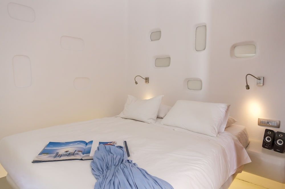 La Perla Villas and Suites - Adults Only Honeymoon Villa with Outdoor Hot Tub and Caldera View 6