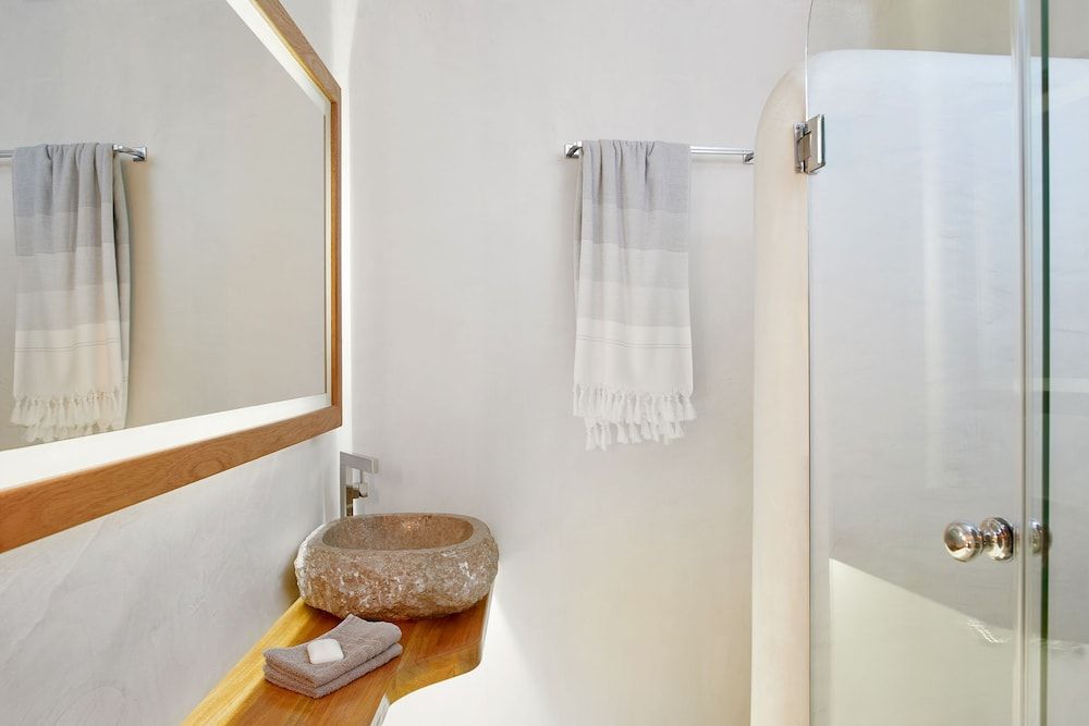La Perla Villas and Suites - Adults Only La Perla Suite with Outdoor Hot Tub and Caldera View 4