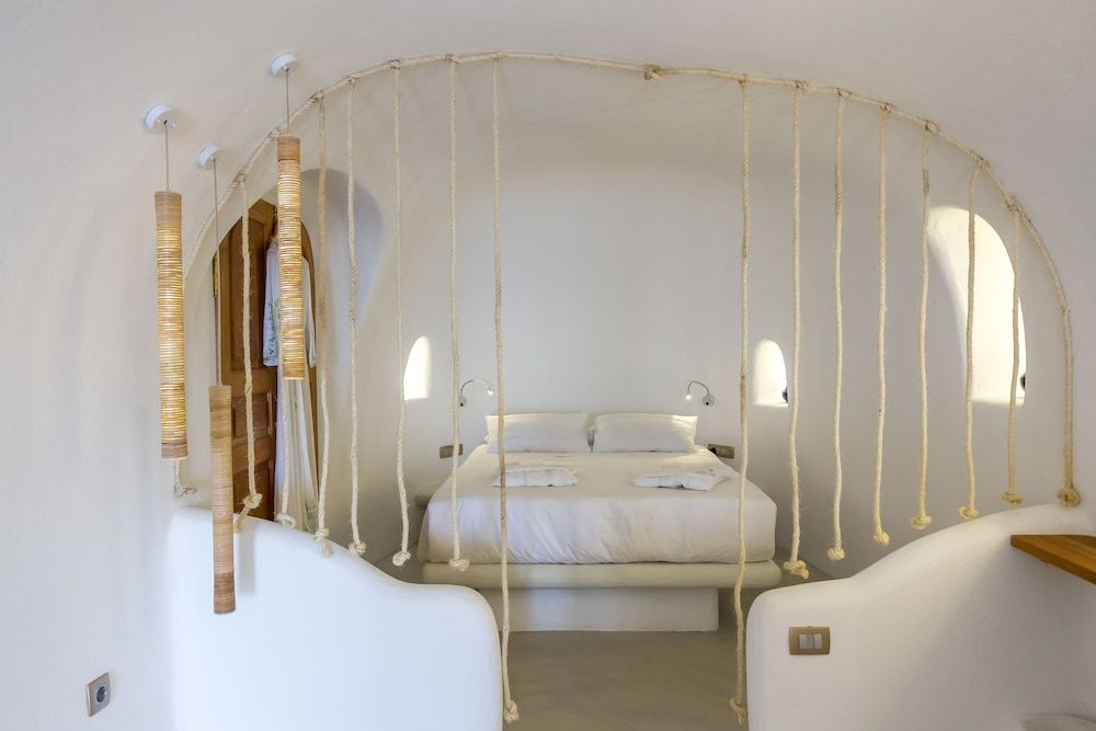 La Perla Villas and Suites - Adults Only Honeymoon Villa with Outdoor Hot Tub and Caldera View 2