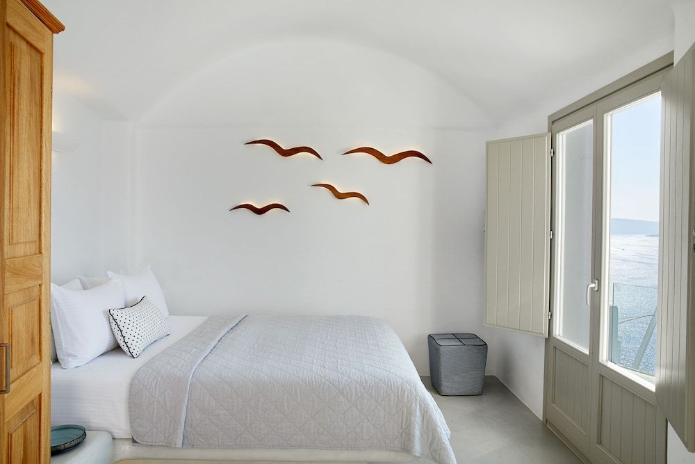 La Perla Villas and Suites - Adults Only Honeymoon Villa with Outdoor Hot Tub and Caldera View 10