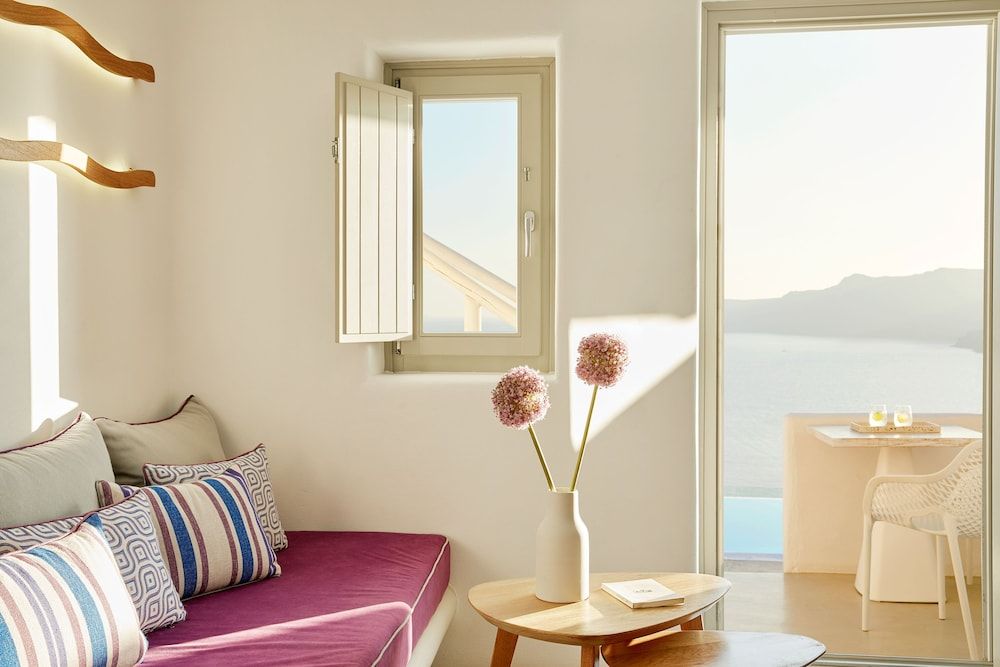 La Perla Villas and Suites - Adults Only Honeymoon Villa with Outdoor Hot Tub and Caldera View 12