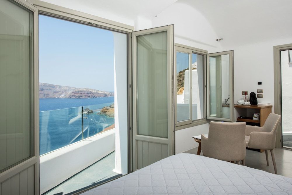 La Perla Villas and Suites - Adults Only Honeymoon Villa with Outdoor Hot Tub and Caldera View 19