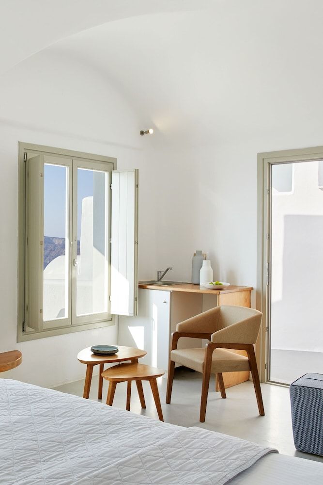 La Perla Villas and Suites - Adults Only Honeymoon Villa with Outdoor Hot Tub and Caldera View 20