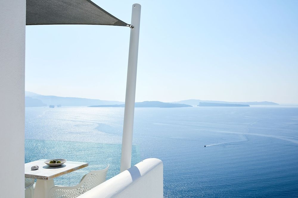 La Perla Villas and Suites - Adults Only Honeymoon Villa with Outdoor Hot Tub and Caldera View 13