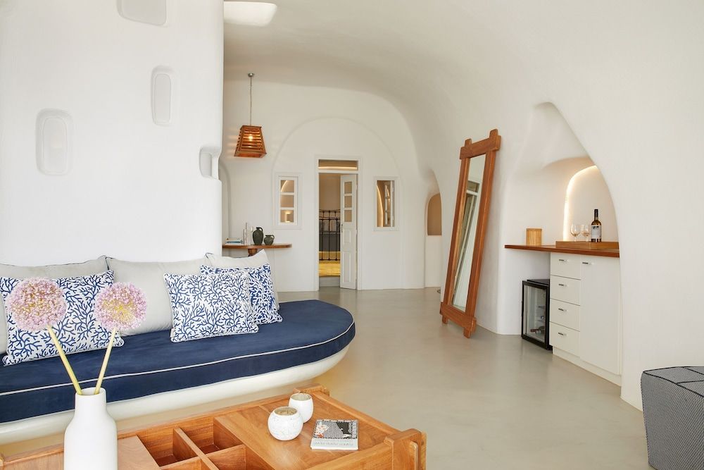 La Perla Villas and Suites - Adults Only La Perla Suite with Outdoor Hot Tub and Caldera View 8