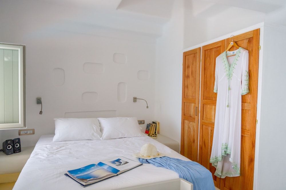 La Perla Villas and Suites - Adults Only Honeymoon Villa with Outdoor Hot Tub and Caldera View 5