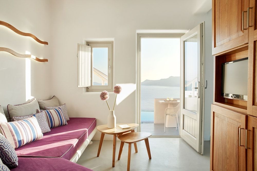 La Perla Villas and Suites - Adults Only Honeymoon Villa with Outdoor Hot Tub and Caldera View 11