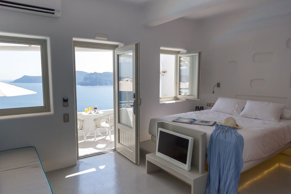 La Perla Villas and Suites - Adults Only Honeymoon Villa with Outdoor Hot Tub and Caldera View 18