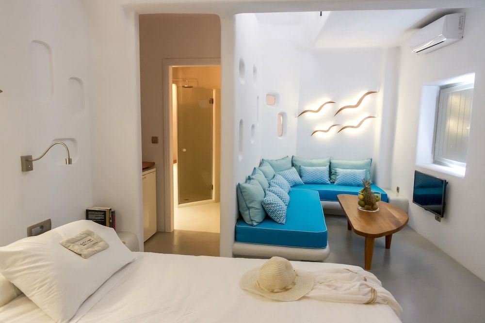 La Perla Villas and Suites - Adults Only Honeymoon Villa with Outdoor Hot Tub and Caldera View 7