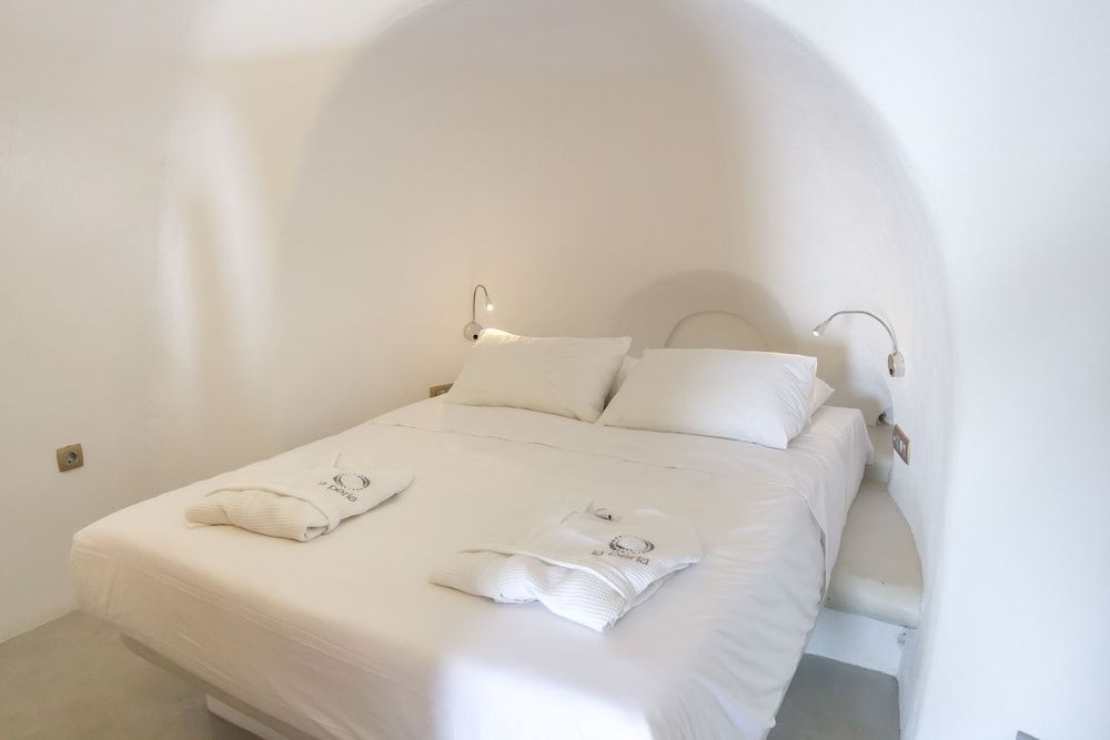 La Perla Villas and Suites - Adults Only Honeymoon Villa with Outdoor Hot Tub and Caldera View