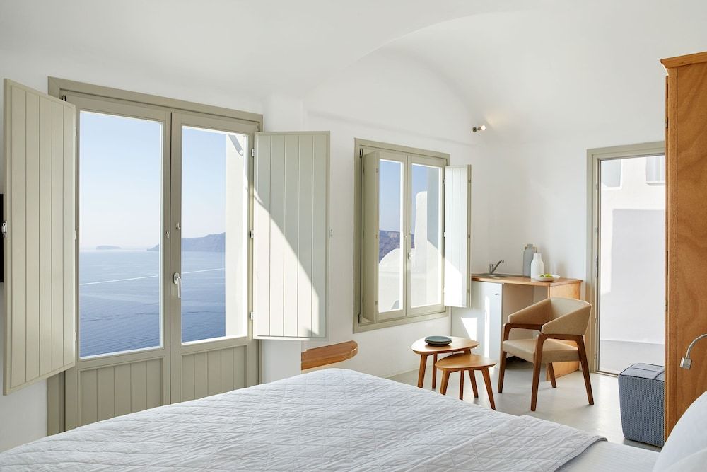 La Perla Villas and Suites - Adults Only Honeymoon Villa with Outdoor Hot Tub and Caldera View 21