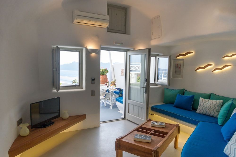 La Perla Villas and Suites - Adults Only La Perla Suite with Outdoor Hot Tub and Caldera View 6
