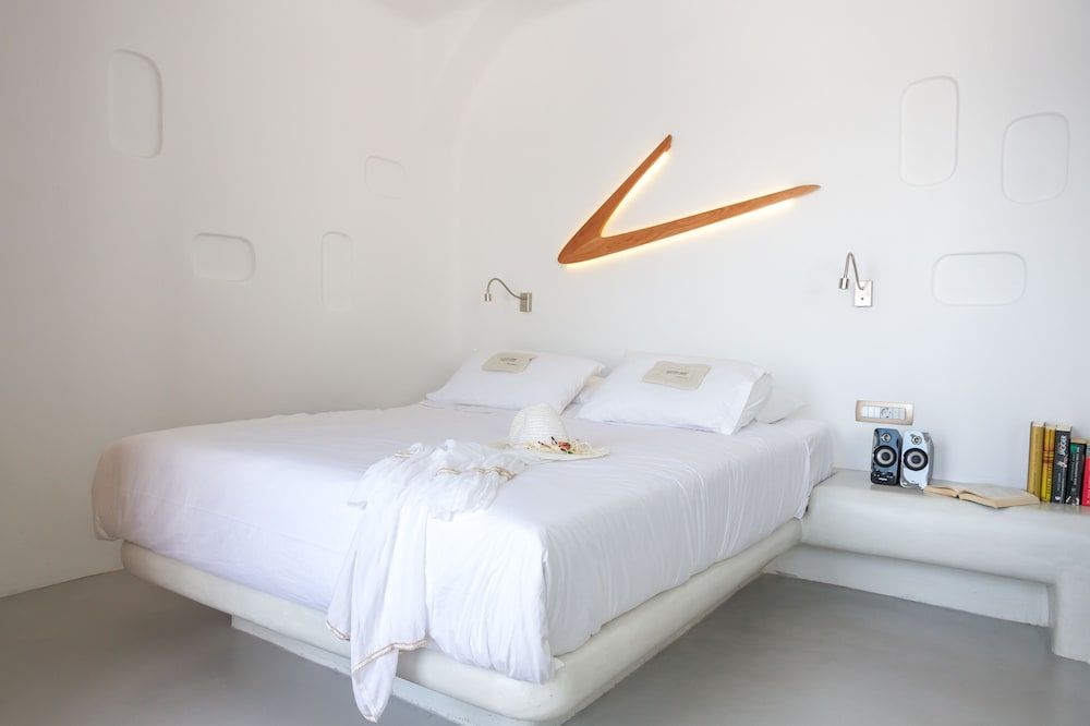 La Perla Villas and Suites - Adults Only Honeymoon Villa with Outdoor Hot Tub and Caldera View 3