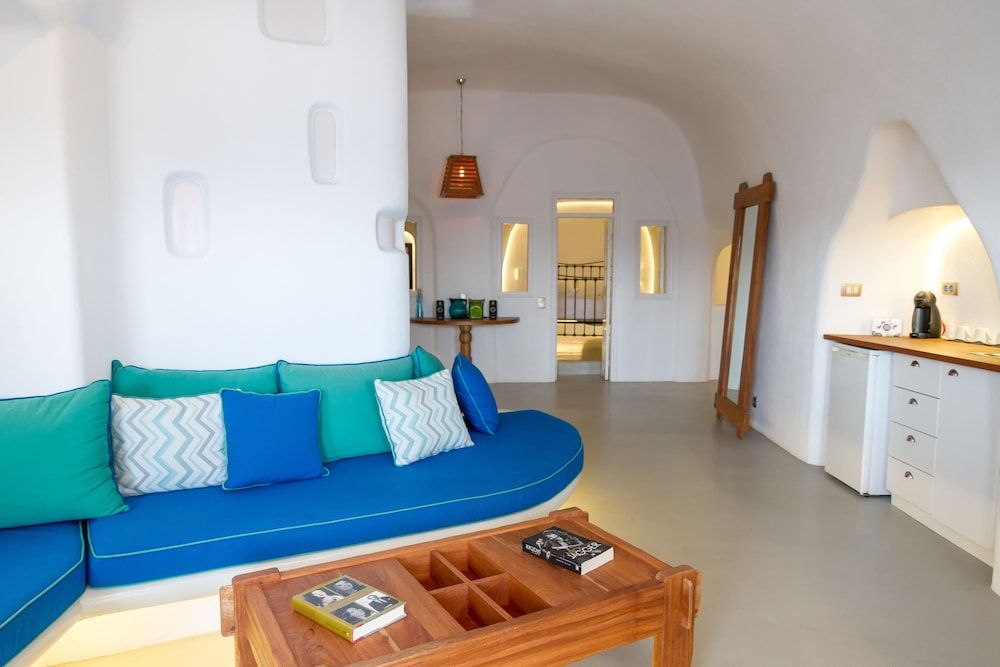 La Perla Villas and Suites - Adults Only La Perla Suite with Outdoor Hot Tub and Caldera View 5