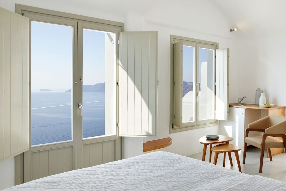 La Perla Villas and Suites - Adults Only Honeymoon Villa with Outdoor Hot Tub and Caldera View 9