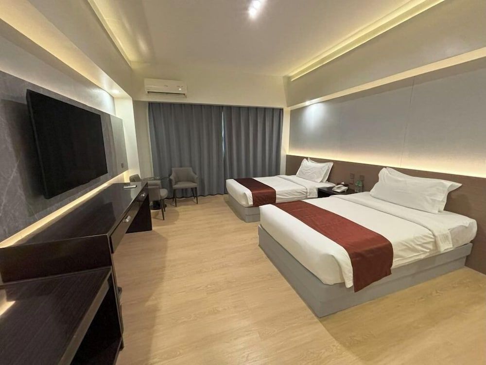 undefined Lido De Paris Hotel 9