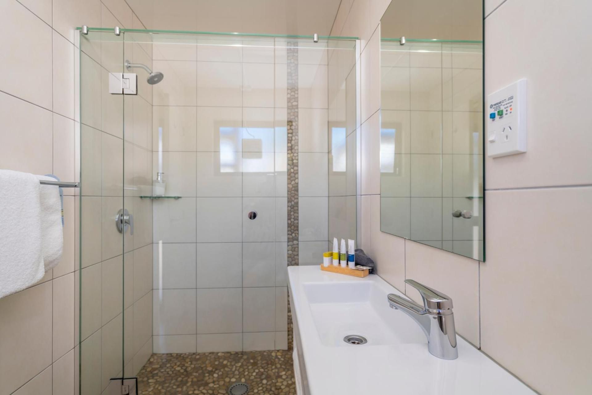 Oceanside Motel Deluxe Suite with Sea View 2