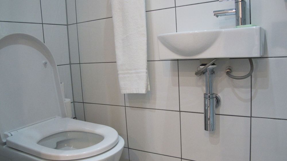 Alhambra Hotel Basic Double Room, Shared Bathroom 5