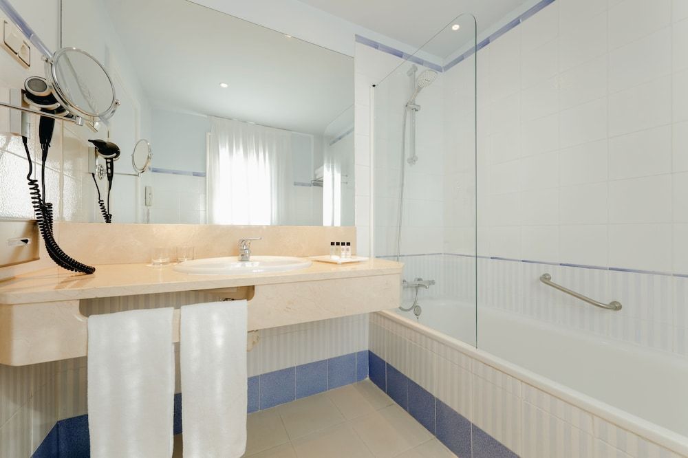 Abba Euskalduna Hotel Deluxe Double Room Single Use 3