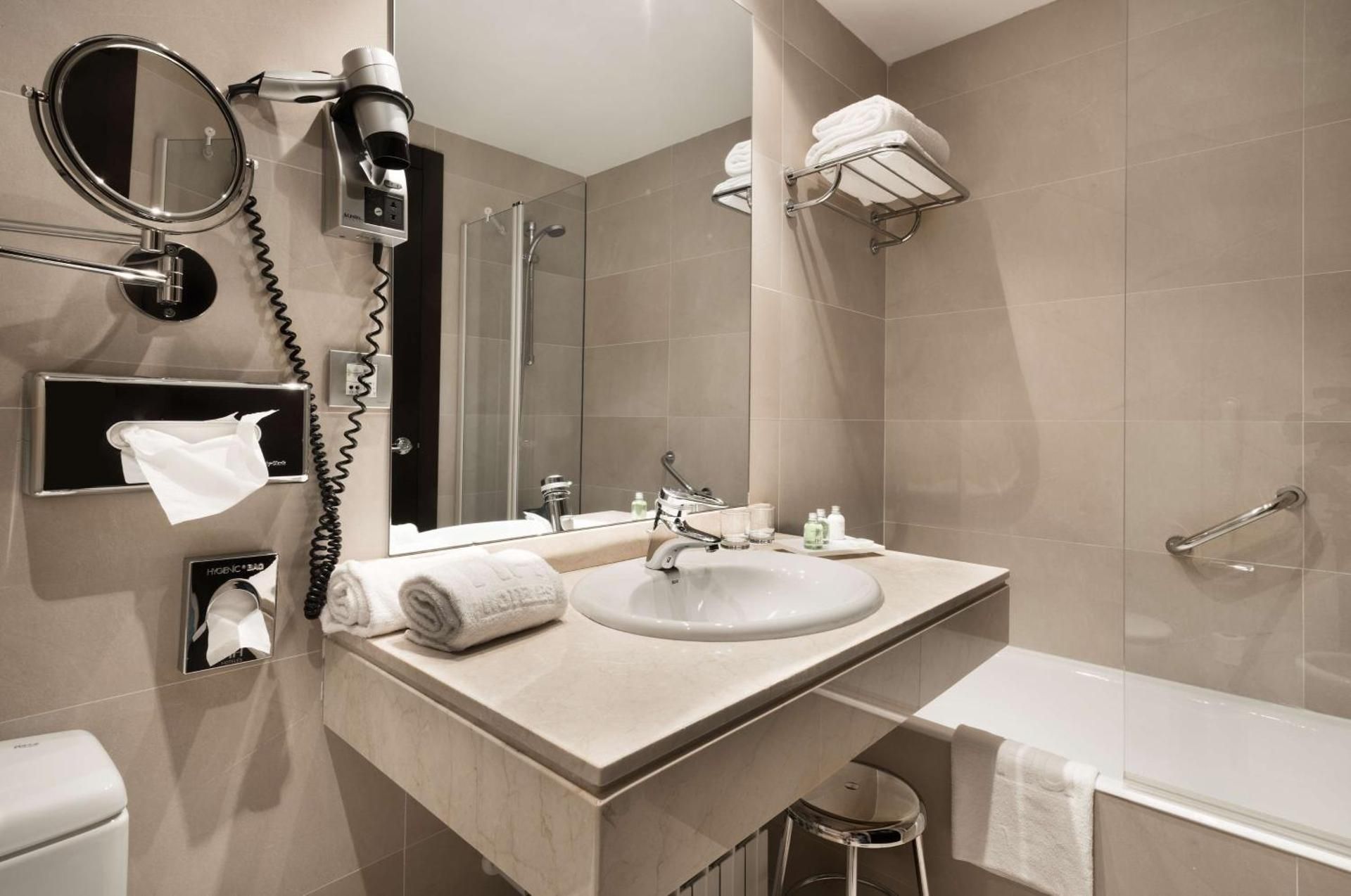 NH Valladolid Balago Family Connecting Room with Extra Bed (4 Adults + 1 Child) 3