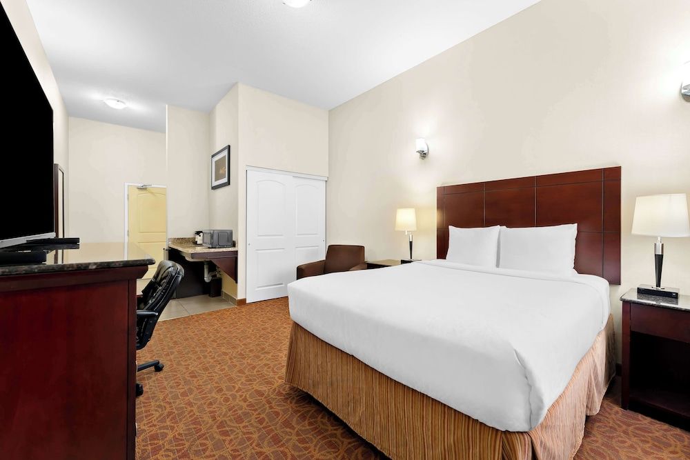Best Western Williams Lake Hotel Standard Room, 1 Queen Bed, Accessible, Bathtub (Pet Friendly) 2