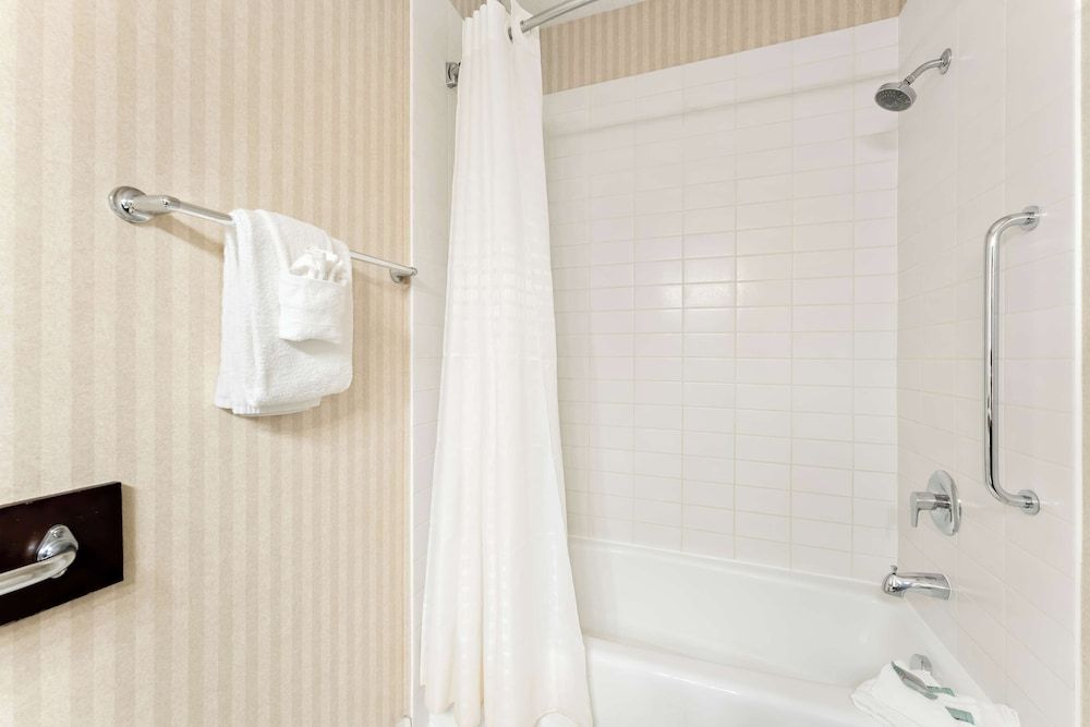 Best Western Williams Lake Hotel Standard Room, 1 Queen Bed, Accessible, Bathtub (Pet Friendly) 3