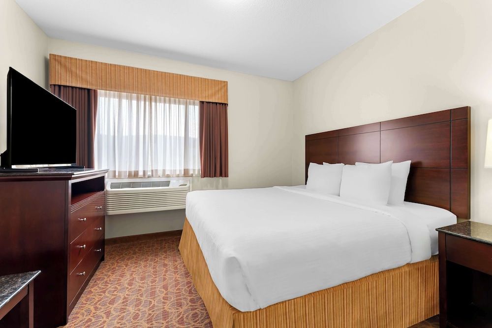 Best Western Williams Lake Hotel Suite, 3 Twin Beds, Non Smoking, Refrigerator & Microwave 2