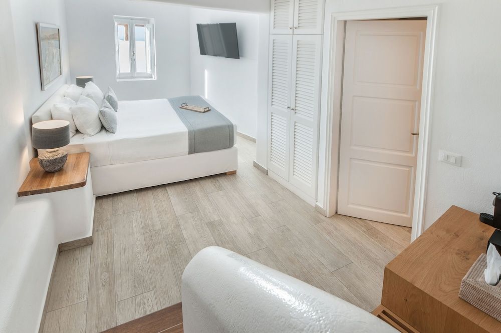 Superior Suite, Outdoor Jetted Tub, Sea View (Panoramic Caldera and Volcano View)