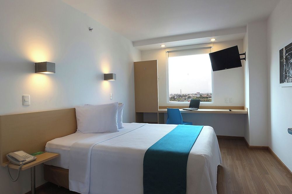 One Guadalajara Tapatio Superior Room, 1 Queen Bed 2