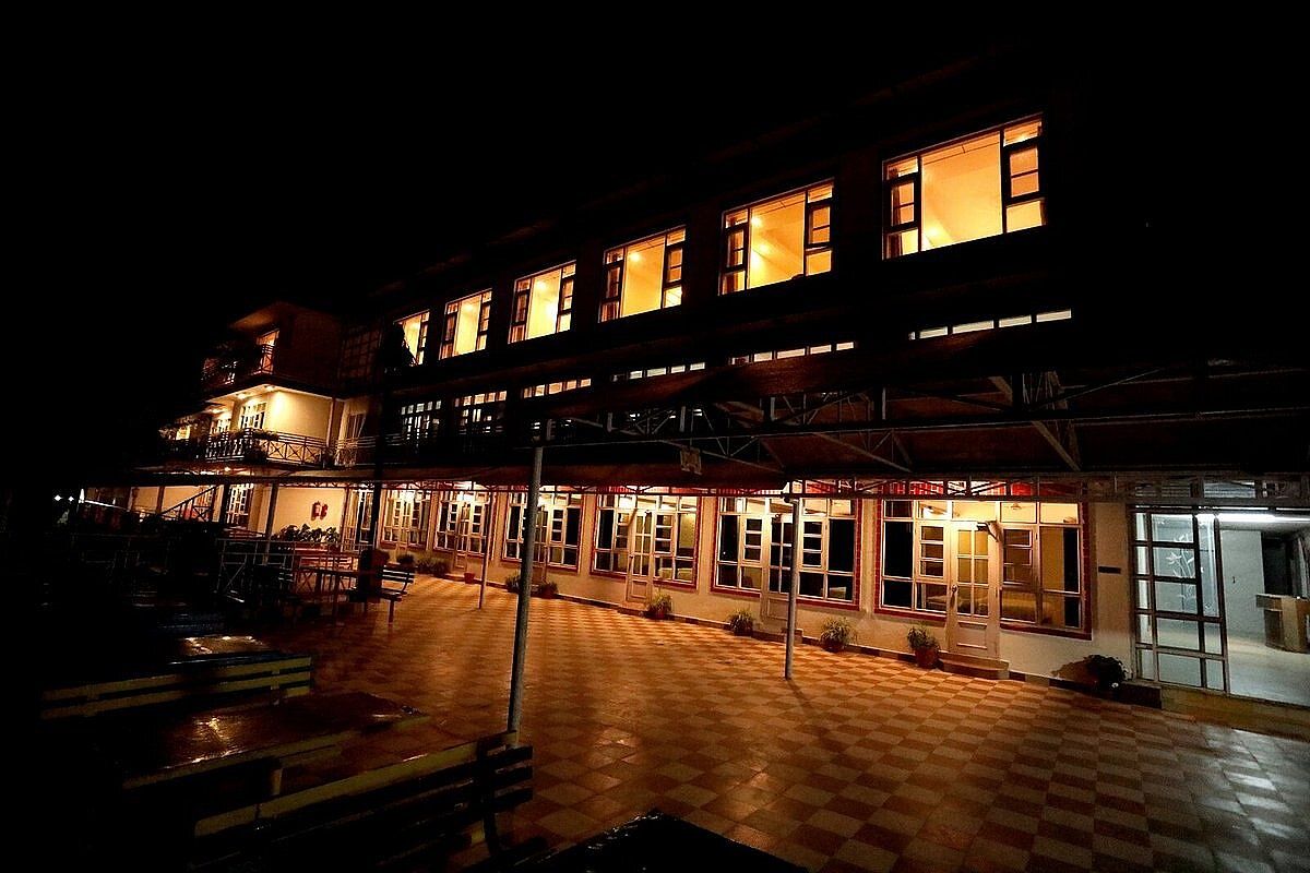 undefined Calux Hill Queen - Formerly Amara at Mall Road with Parking 6