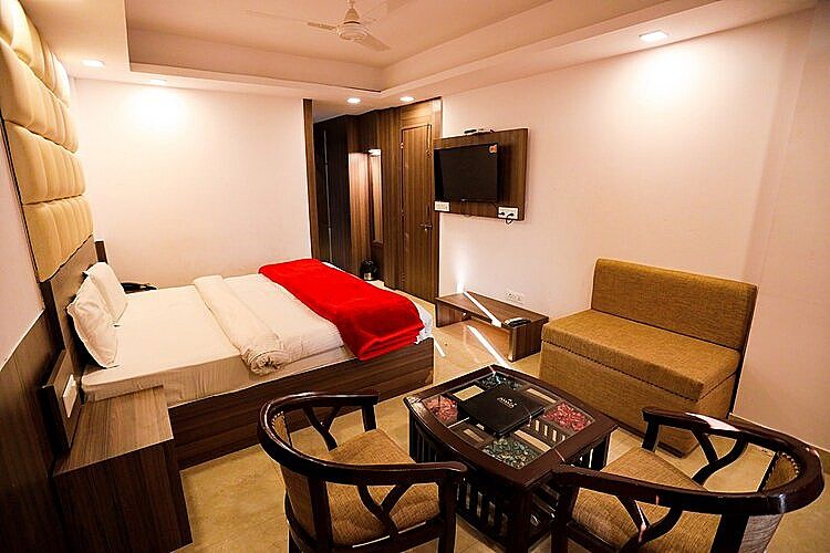 undefined Calux Hill Queen - Formerly Amara at Mall Road with Parking 5