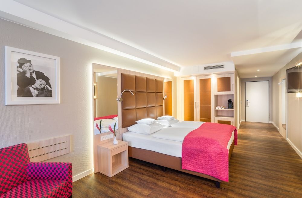 undefined Hollywood Media Hotel 6