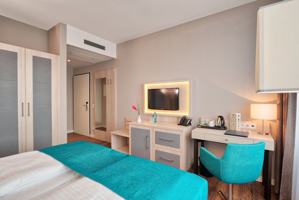 Hollywood Media Hotel Deluxe Room 5