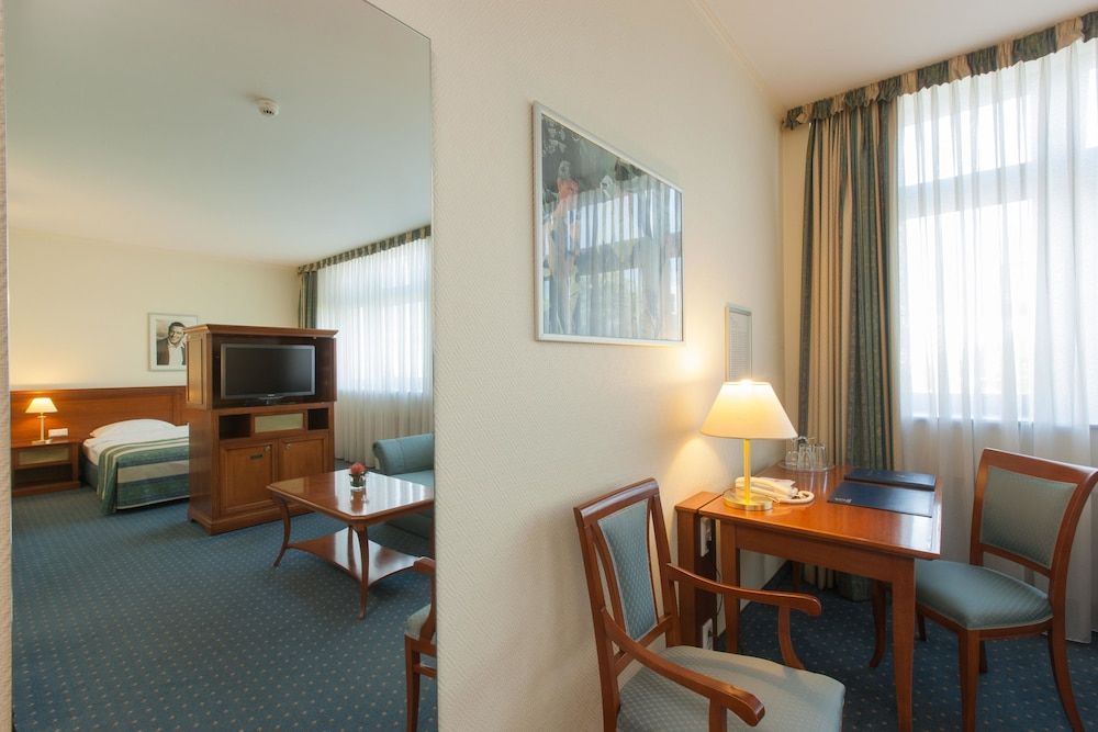 undefined Hollywood Media Hotel 4