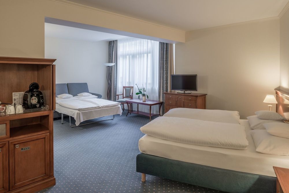 undefined Hollywood Media Hotel 10