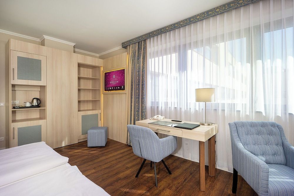 Hollywood Media Hotel Deluxe Room