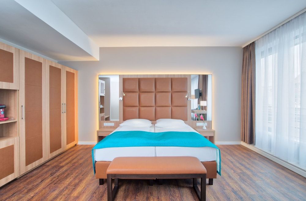 undefined Hollywood Media Hotel 8
