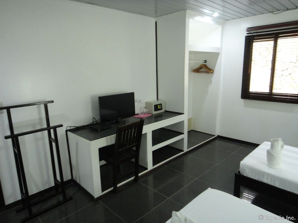 Balay Tuko Garden Inn Deluxe Twin Room 7