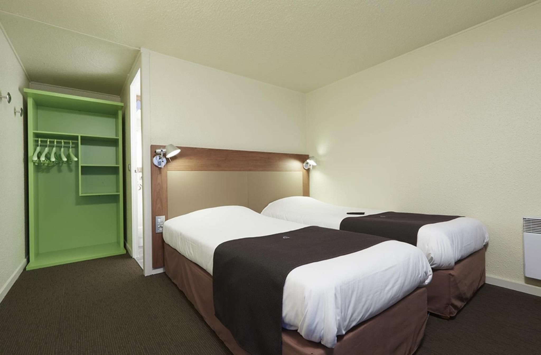 Campanile Lille Sud - CHR Twin Room for 2 Adults and 1 Child