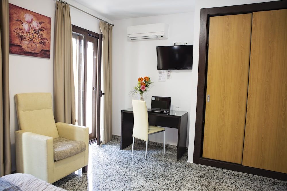 Hotel de los Faroles Triple Room 6