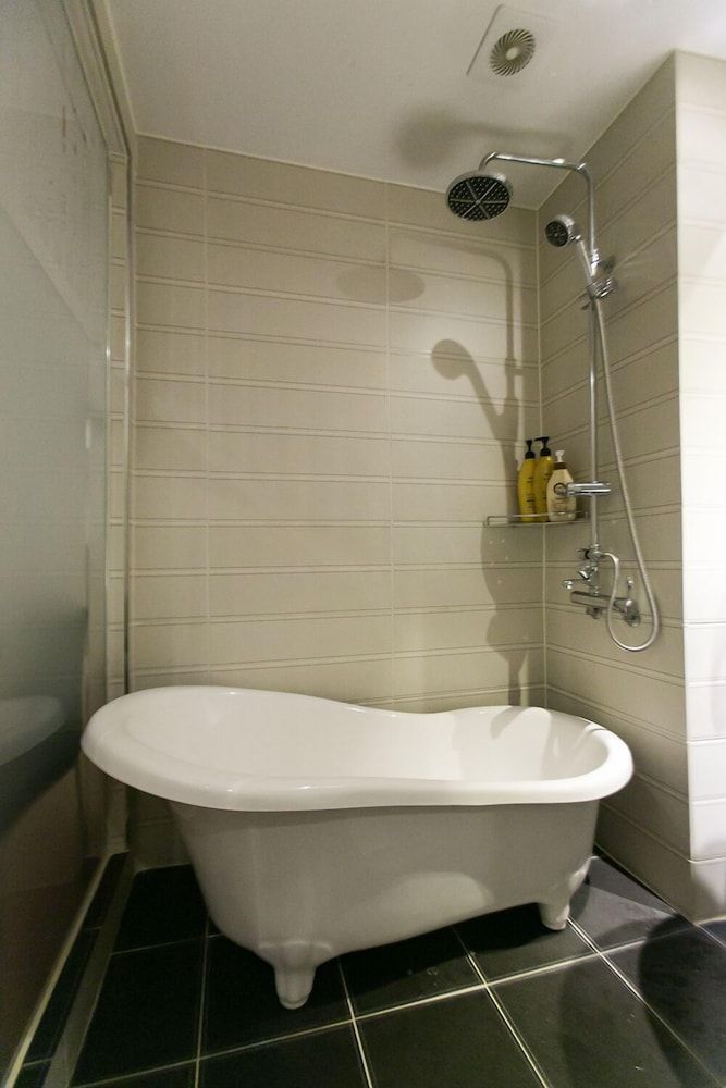 Fox Motel Deluxe Room 8