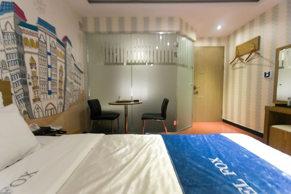 Fox Motel Deluxe Room 3